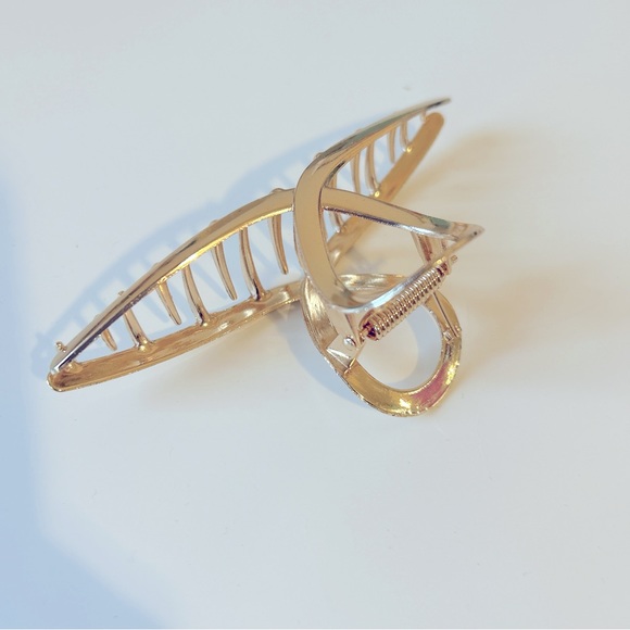 SHEIN GOLD HAIR CLAW CLIP - Picture 3 of 4